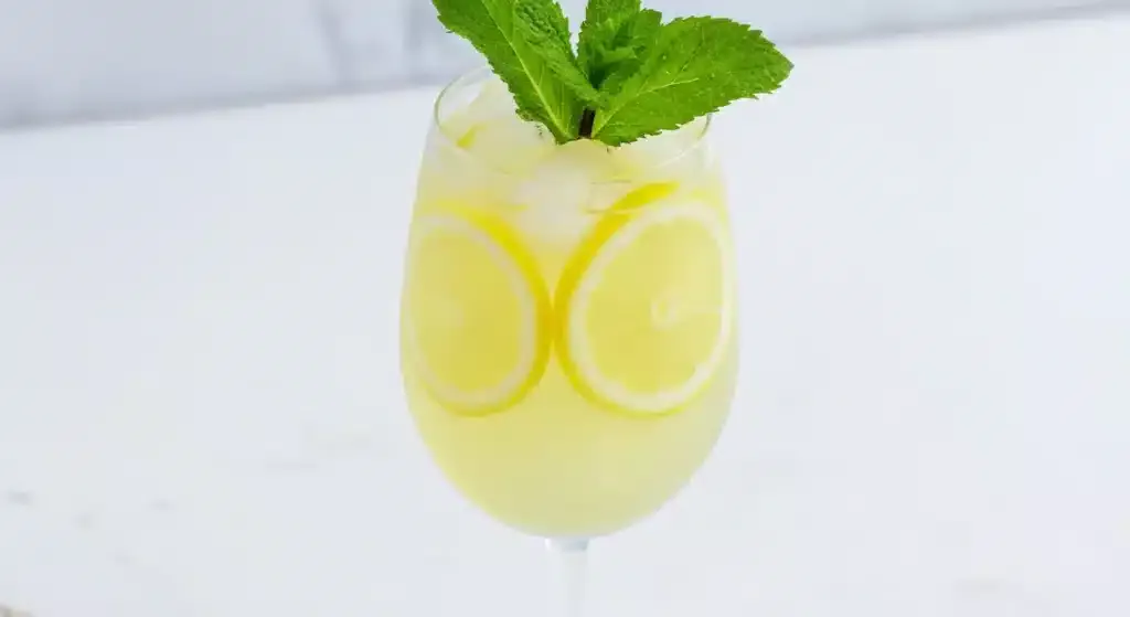 Refreshing Italian Limoncello Spritz with lemon slice and mint garnish
